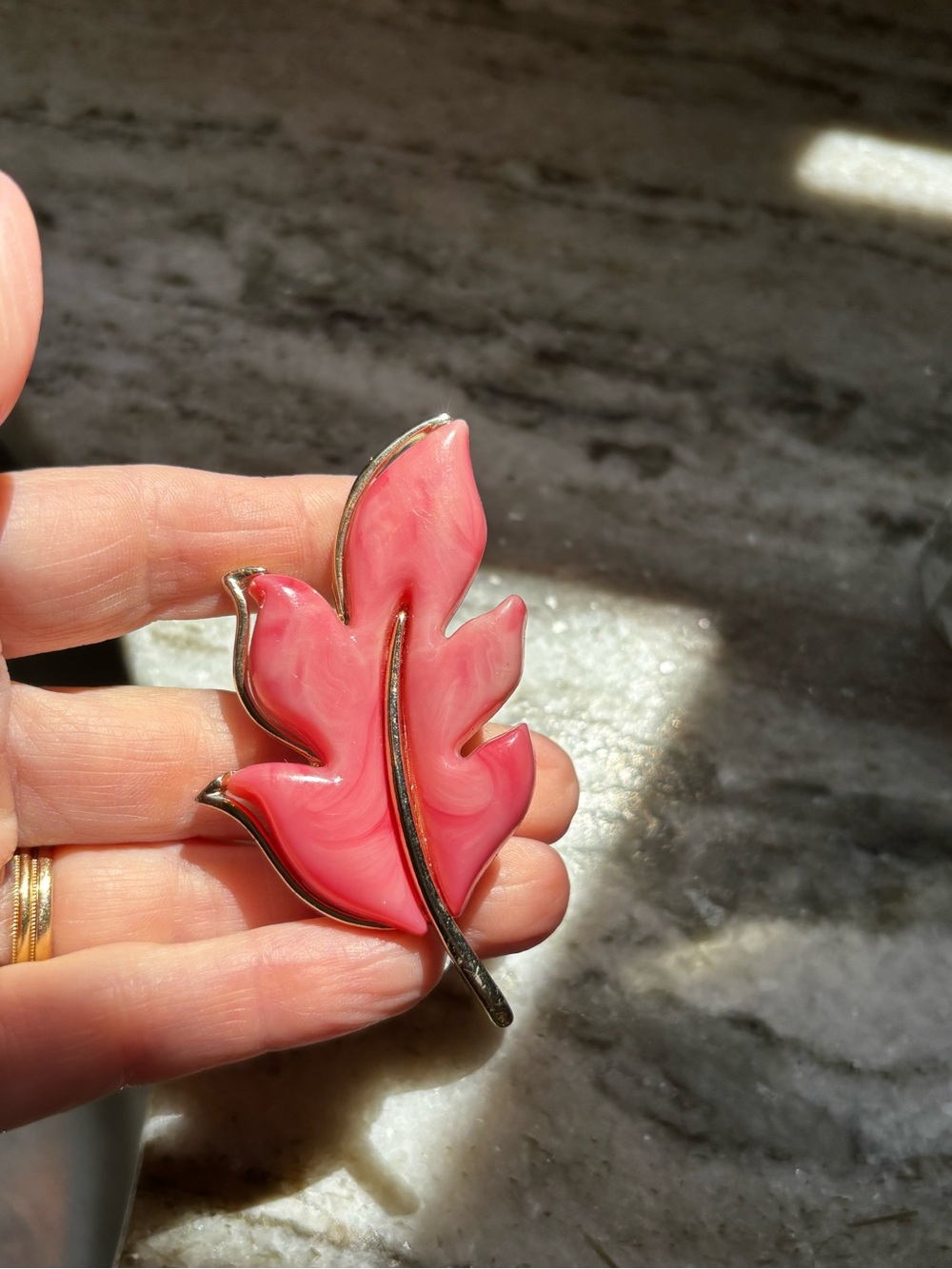 Vintage Sarah Coventry Marbled Rose Pink & Gold Leaf Brooch Pin